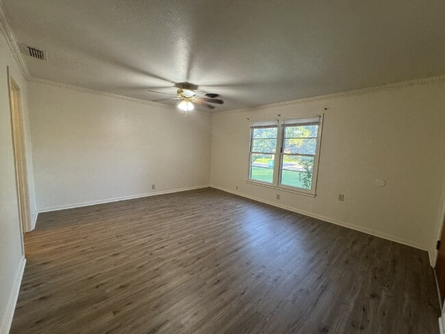 Building Photo - 3 bedroom 2 bath, great neighborhood! One ...
