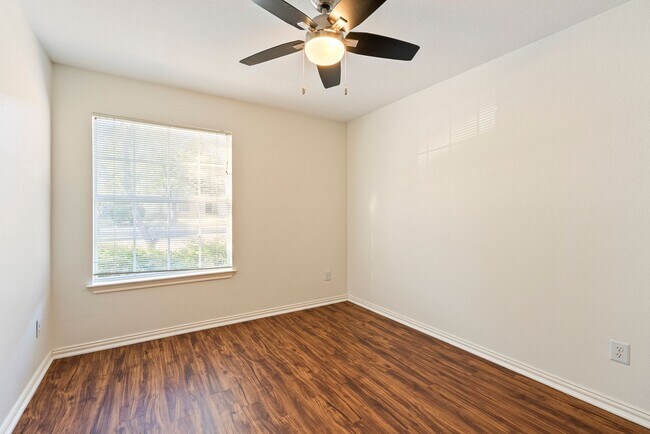 Building Photo - Beautiful 4 bedroom, 2 bathroom home in So...
