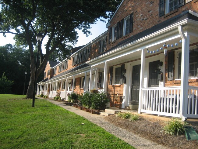 Building Photo - 1330 Green Oaks Ln