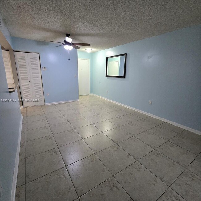 Building Photo - 9731 Fontainebleau Blvd