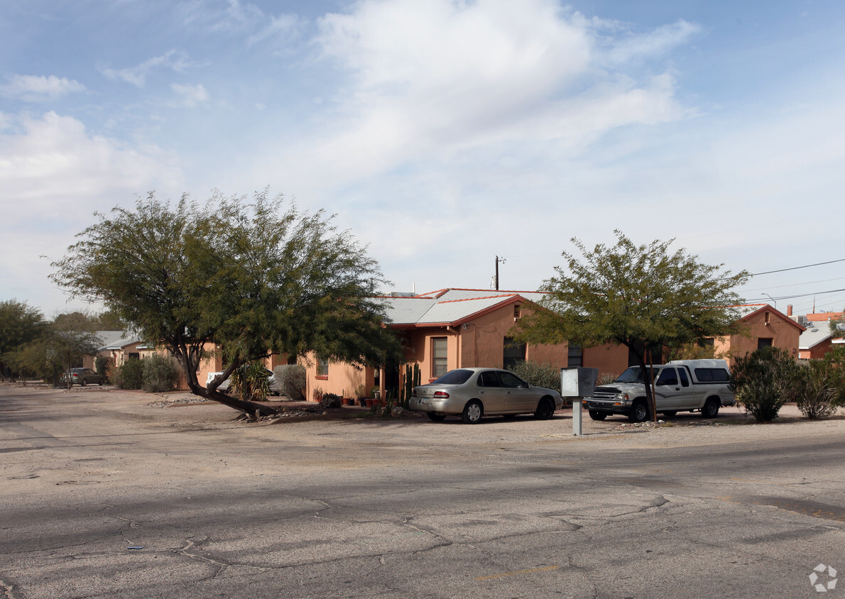 Primary Photo - Las Casitas Apartments