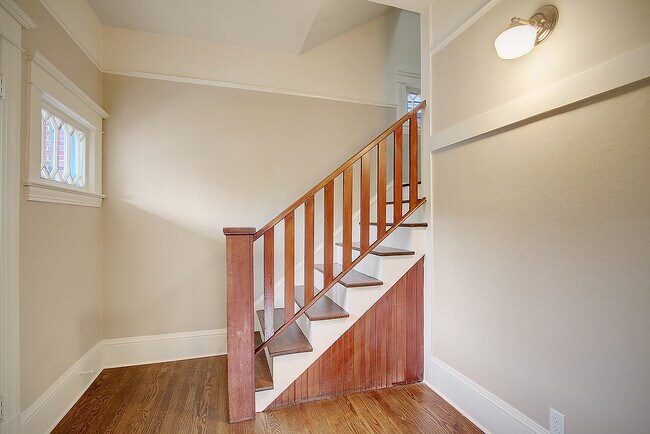 Building Photo - 567 Valley St