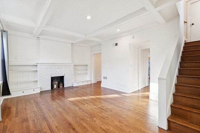 Foto del edificio - Historic Charm Meets Modern Living in This Prime Location Townhome!!