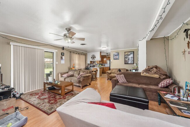 Foto del edificio - August Pre-Lease Available!! 3 Bed, 2 Bath with Huge Backyard and Covered Patio!