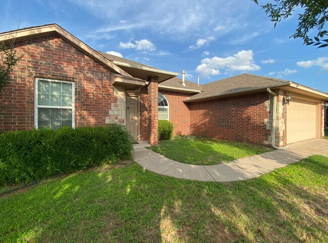 Foto del edificio - First Month Free!  Recently Remodeled!