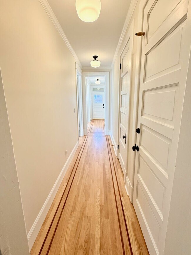 Building Photo - Beautifully Renovated 2 Bed, 1 Bath Near UNR – 900 Sq Ft