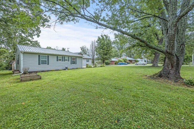 Foto del edificio - 3-Bedroom, 3-Bath Single-Family Home with Fenced Yard in Cookeville