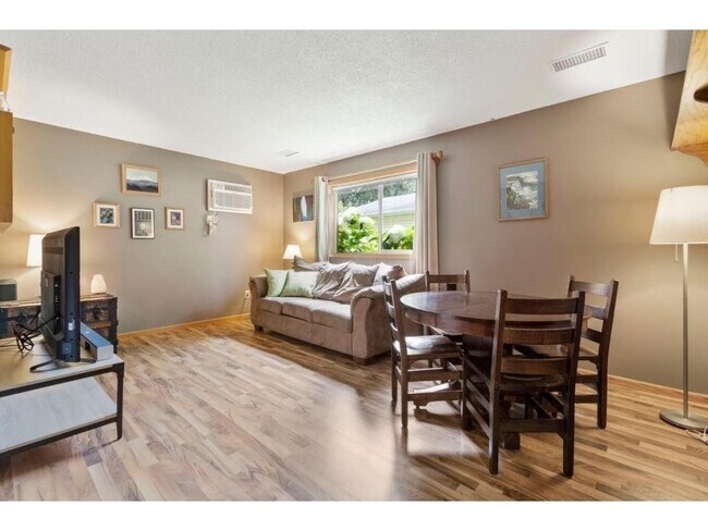 Building Photo - 3 Bedroom 1 Bath Condo In Newport, MN