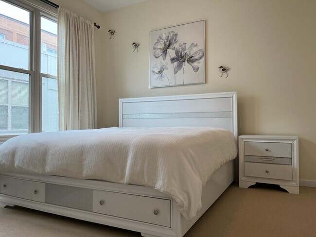 Master Bedroom - 1240 W Monroe St