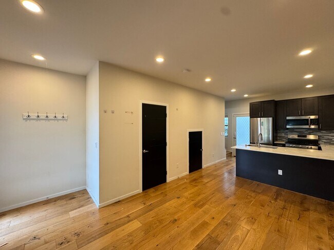 Foto del edificio - Modern 2018 Townhome with Rooftop Deck Nea...