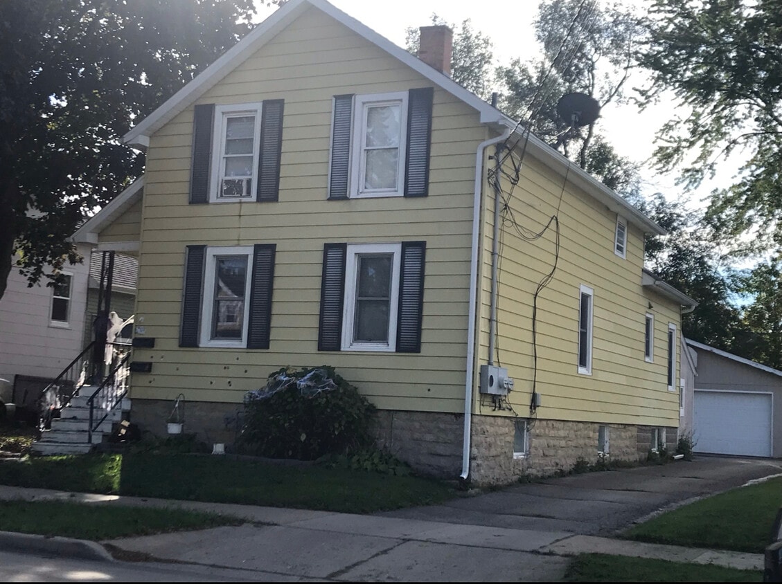 727 W 10th Ave Unit 727A, Oshkosh, WI 54902 Apartments in Oshkosh, WI