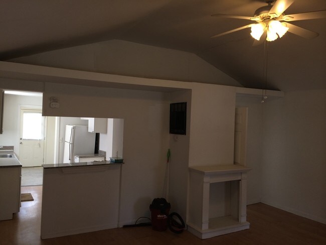 Building Photo - 2 bedroom 1 bathroom ranch style home