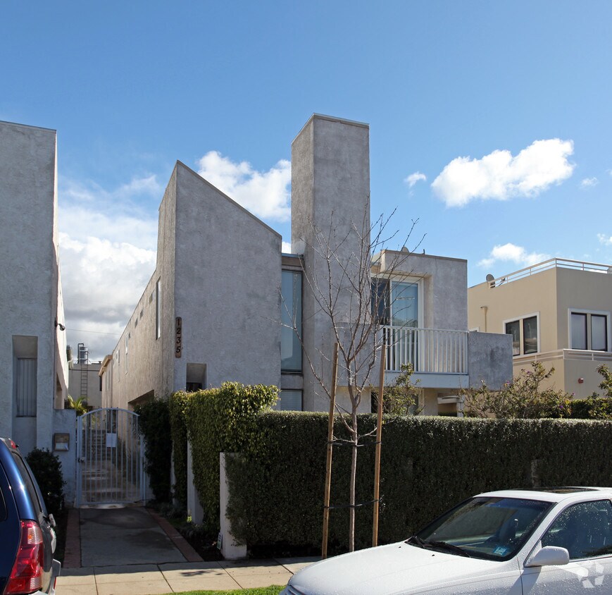 Primary Photo - 1235 24th St