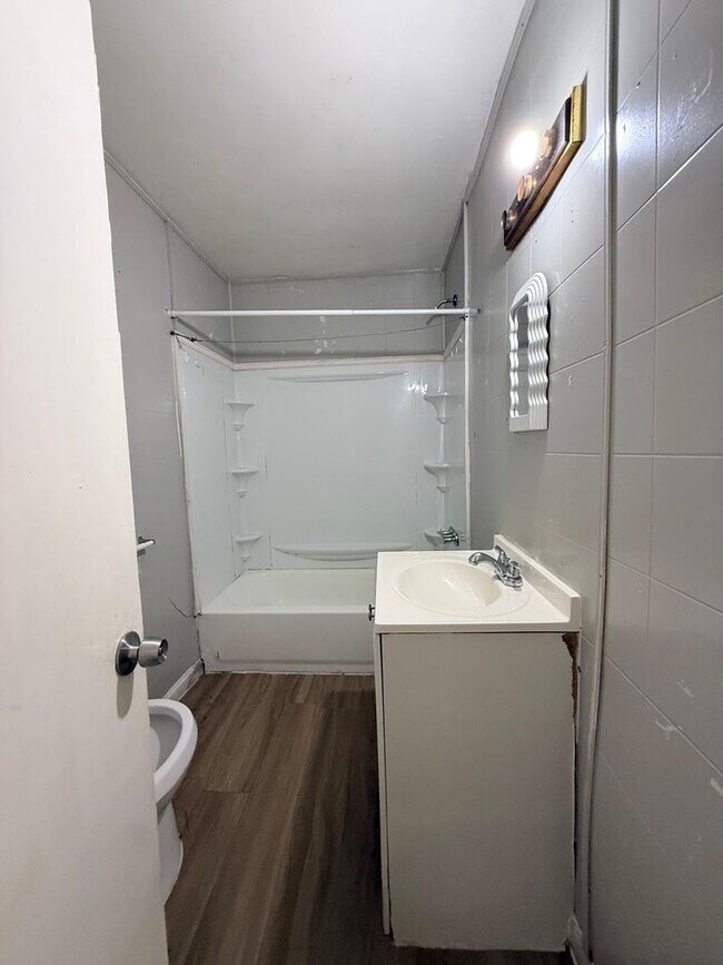 Foto del edificio - For Rent – 3 Bedroom / 1 Bathroom Home