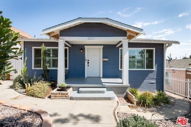 Foto principal - 3327 E 3rd St