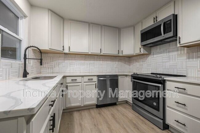 Building Photo - 450 Scenic Dr