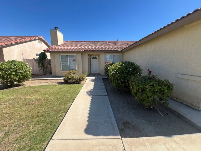 Building Photo - Southwest 4 bedroom