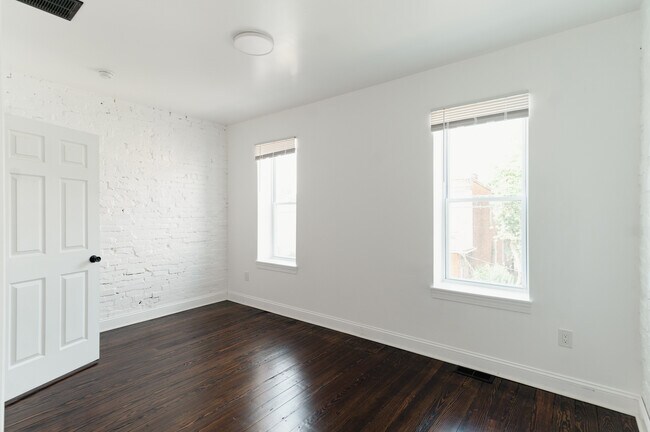 Large bedroom - 518 S 8th St