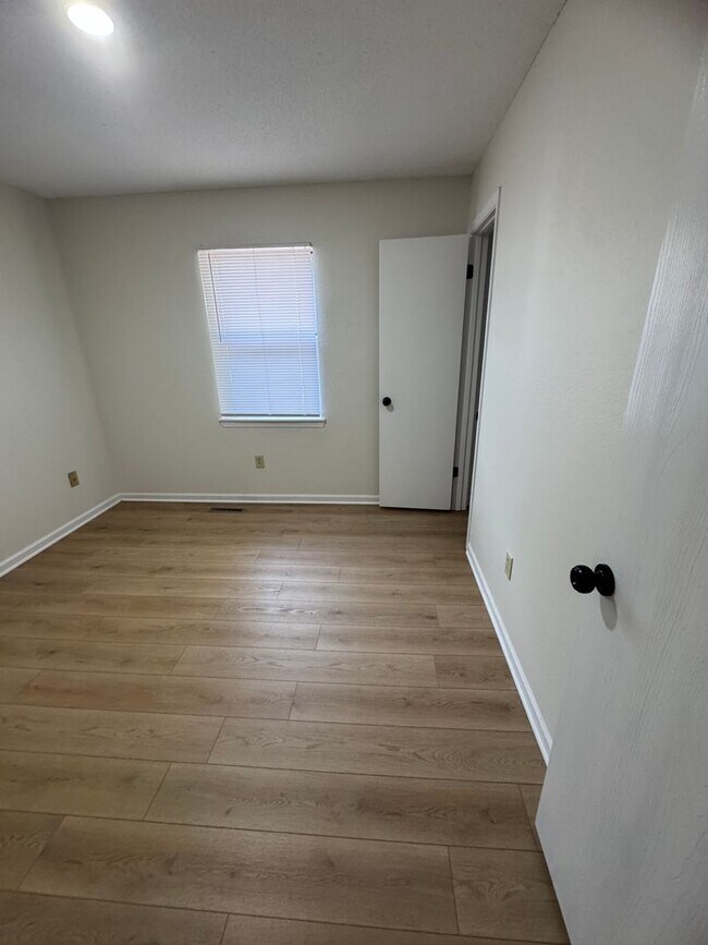 Building Photo - 675-677 W. Country Squire Ct.
