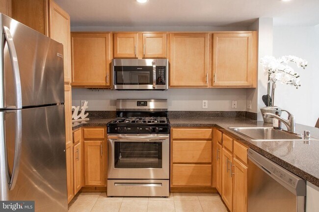 Foto del edificio - Bright Large 1BR with Parking, Minutes from Waterfront Metro!
