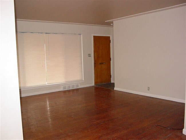 Building Photo - 23070 Parklawn St