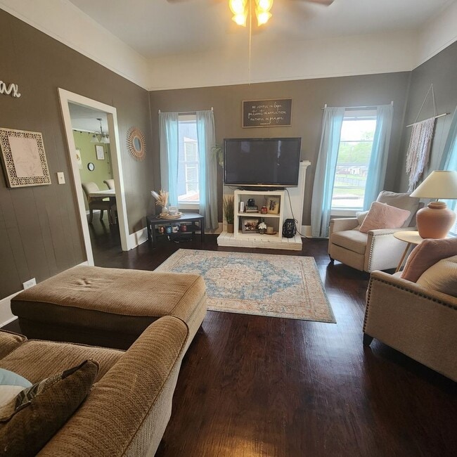 Foto del edificio - Four Bedroom Home Available in July