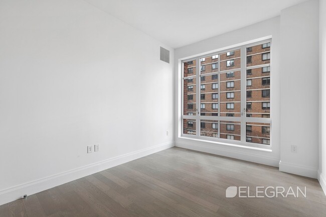 Building Photo - 200 E 95th St