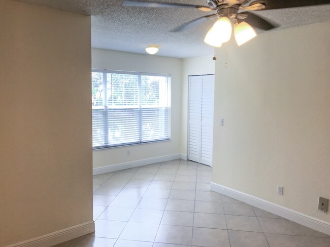 Estudio con armario para lavadora y secadora - 437 Vista Isles Dr