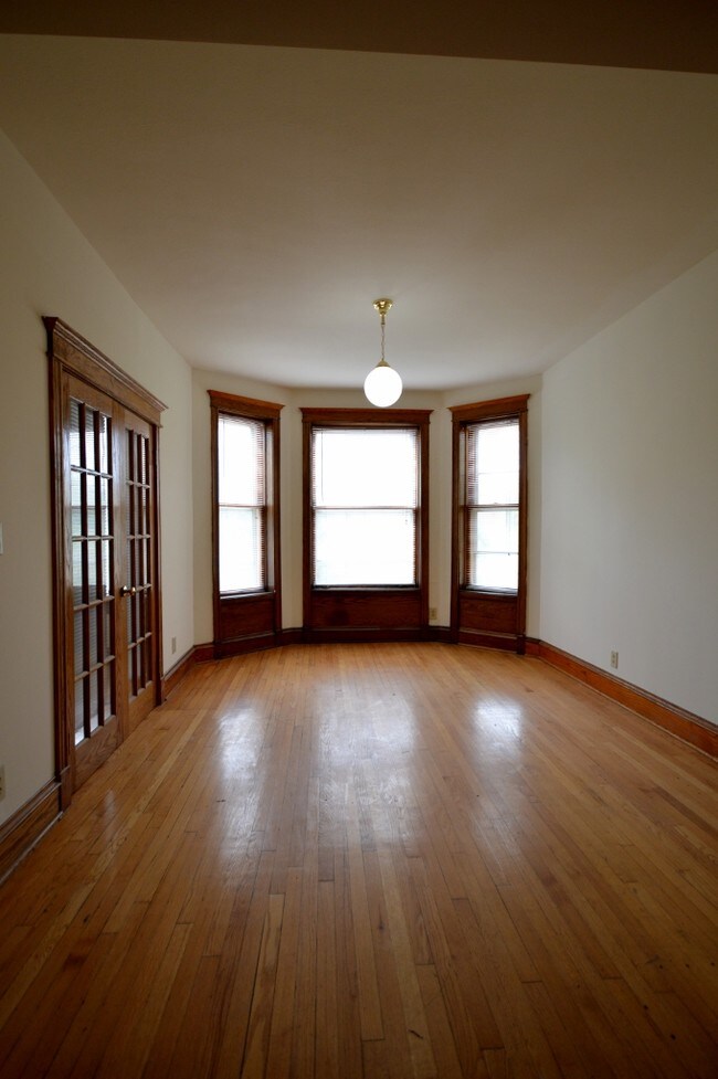Building Photo - 848 W Waveland Ave