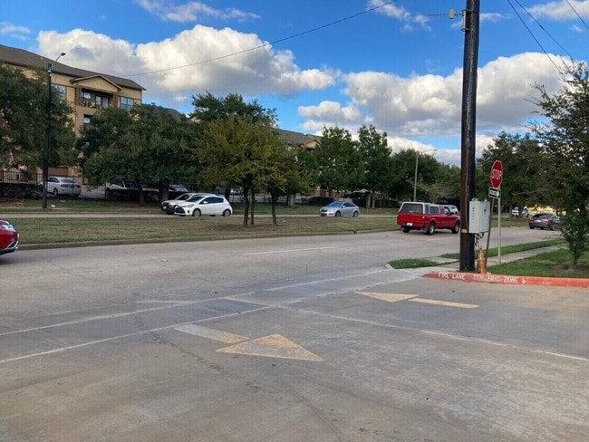 Foto del edificio - 12917 W Bellfort Ave