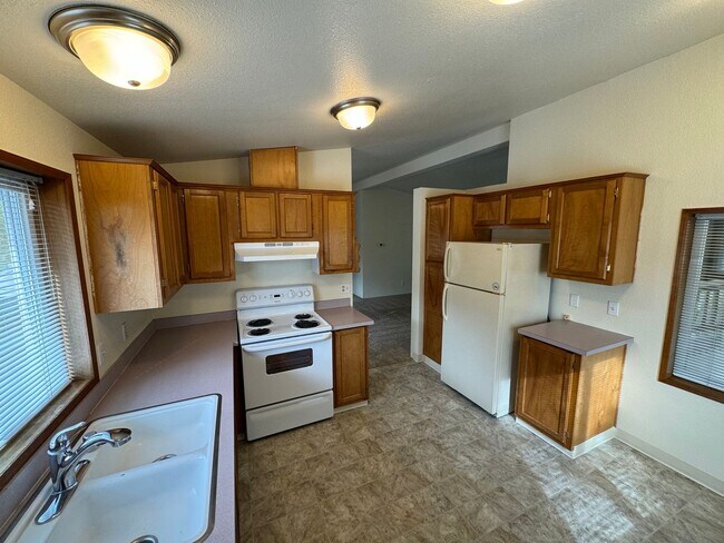 Building Photo - Available Now! Rural setting- 3 bedroom Ma...