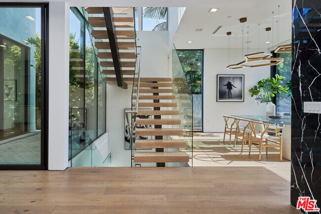 Foto del edificio - 633 N Crescent Heights Blvd
