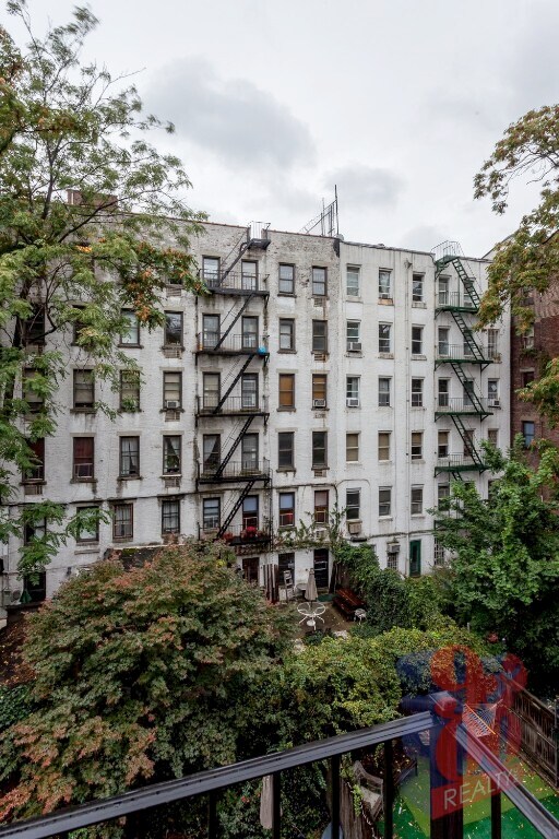Foto del edificio - 422 E 9th St