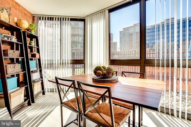 Terraza acristalada llena de luz - 1001 N Randolph St