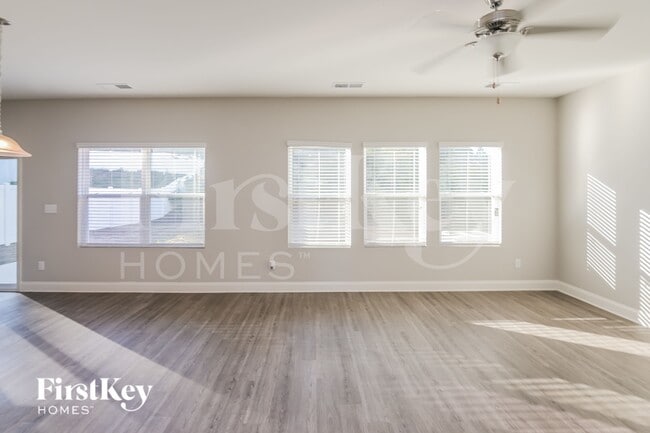 Foto del edificio - 9220 Evans Creek Ct