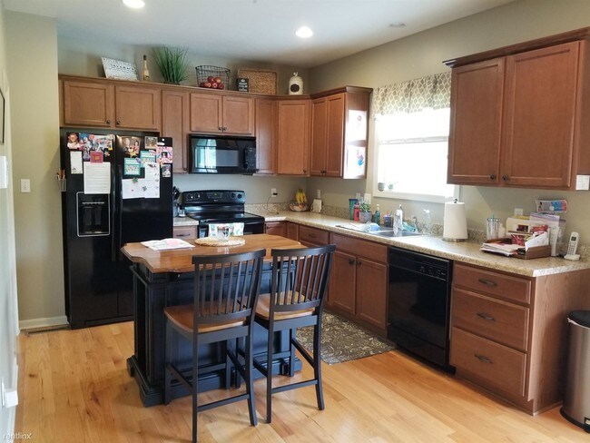 Building Photo - 3 br, 2.5 bath Townhome - 119 Shenot Rd