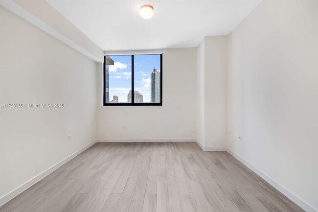 Foto del edificio - 999 SW 1st Ave