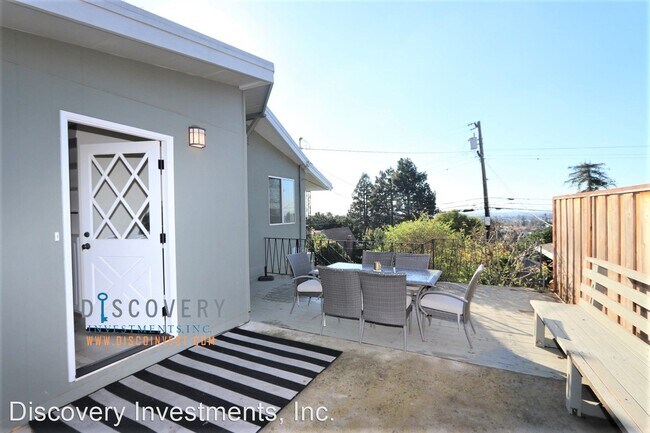 Foto del edificio - 3 br, 3 bath House - 4634 Davenport Ave.