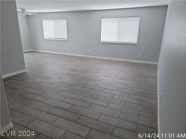 Foto del edificio - GORGEOUS NW HOME WITH AN OPEN FLOORPLAN!!