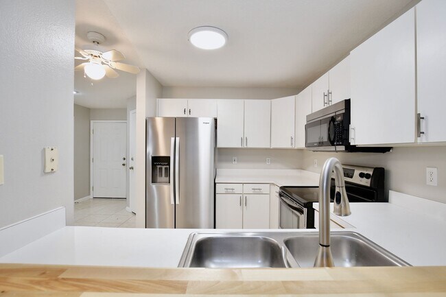 Foto del edificio - Gorgeous 3/2 Spacious Townhome with 1 Car ...