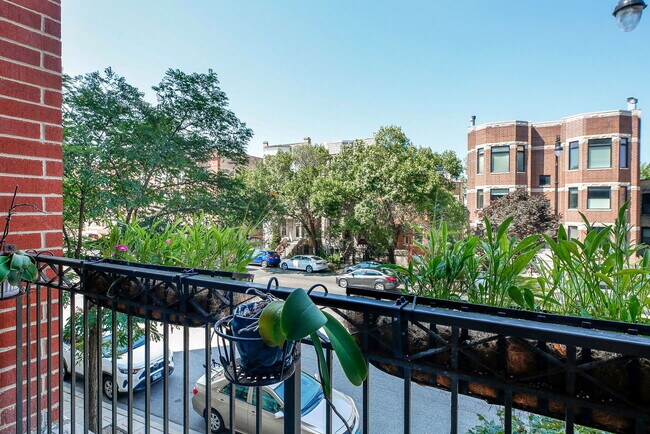 Foto del edificio - 3125 W Fullerton Ave