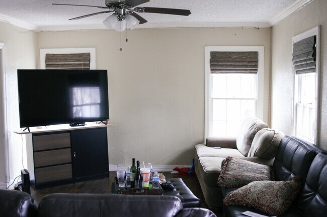 Foto del edificio - 3212 Waits Avenue