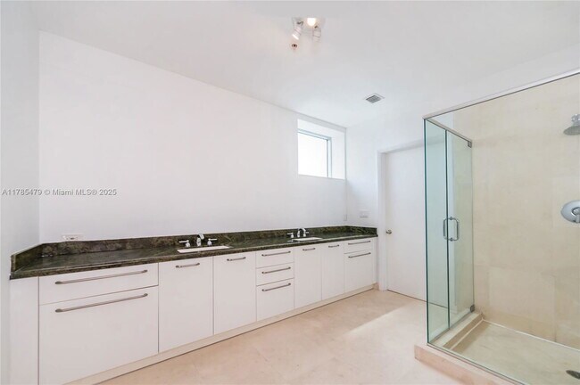 Foto del edificio - 7934 West Dr