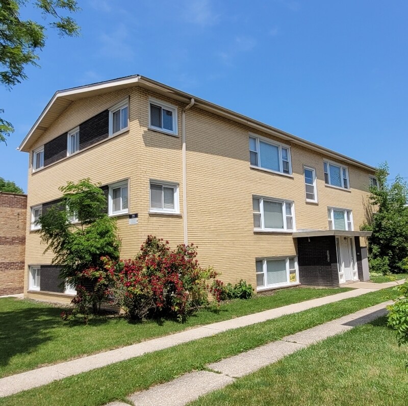 Foto principal - 5852 W Irving Park Rd