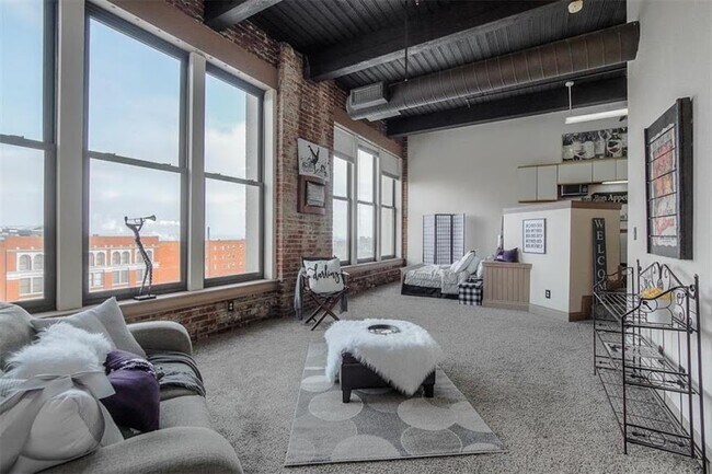 Sala de estar, vista norte - 308 W 8th St