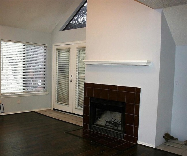 Building Photo - 2300 Bamboo Dr