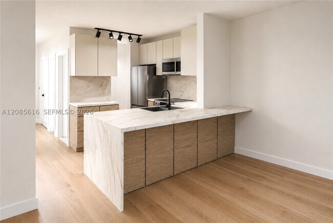Building Photo - 6821 SW 44th St