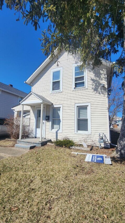 Primary Photo - 3 bedroom 2 bathroom single family home | ...