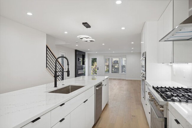 Foto del edificio - Stylish Cleveland Park Renovation with Par...