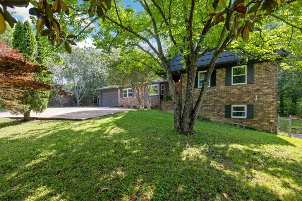 Exterior: Parte delantera - 1220 Franklin Dr